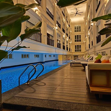 Отель The George Penang By The Crest Collection Джорджтаун Экстерьер фото The swimming pool at the hotel