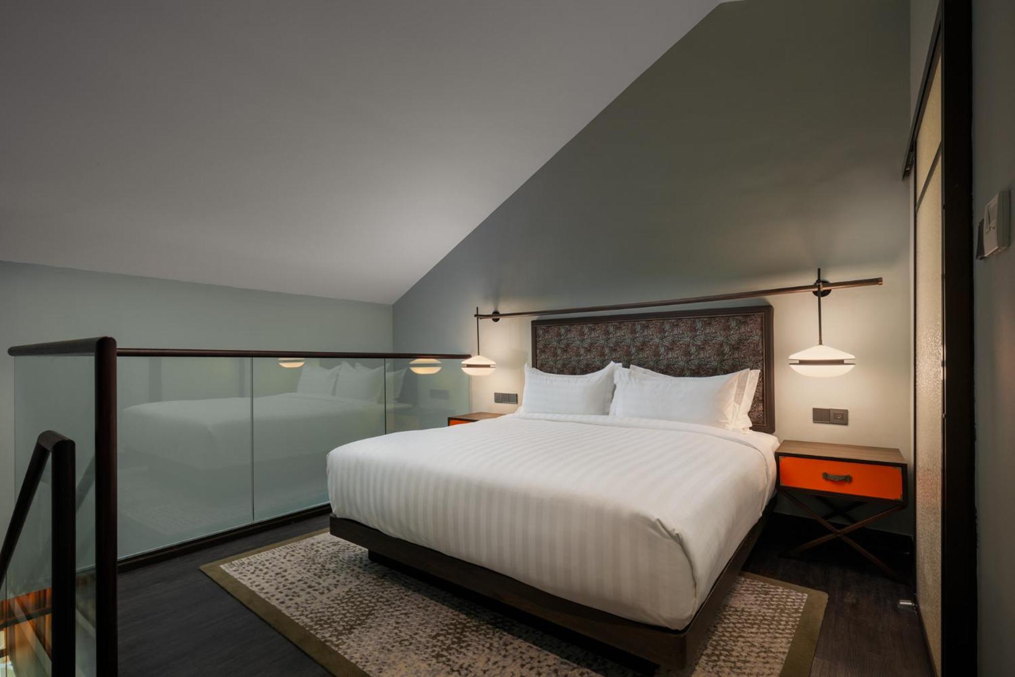 Отель The George Penang By The Crest Collection Джорджтаун Экстерьер фото A bedroom at the hotel