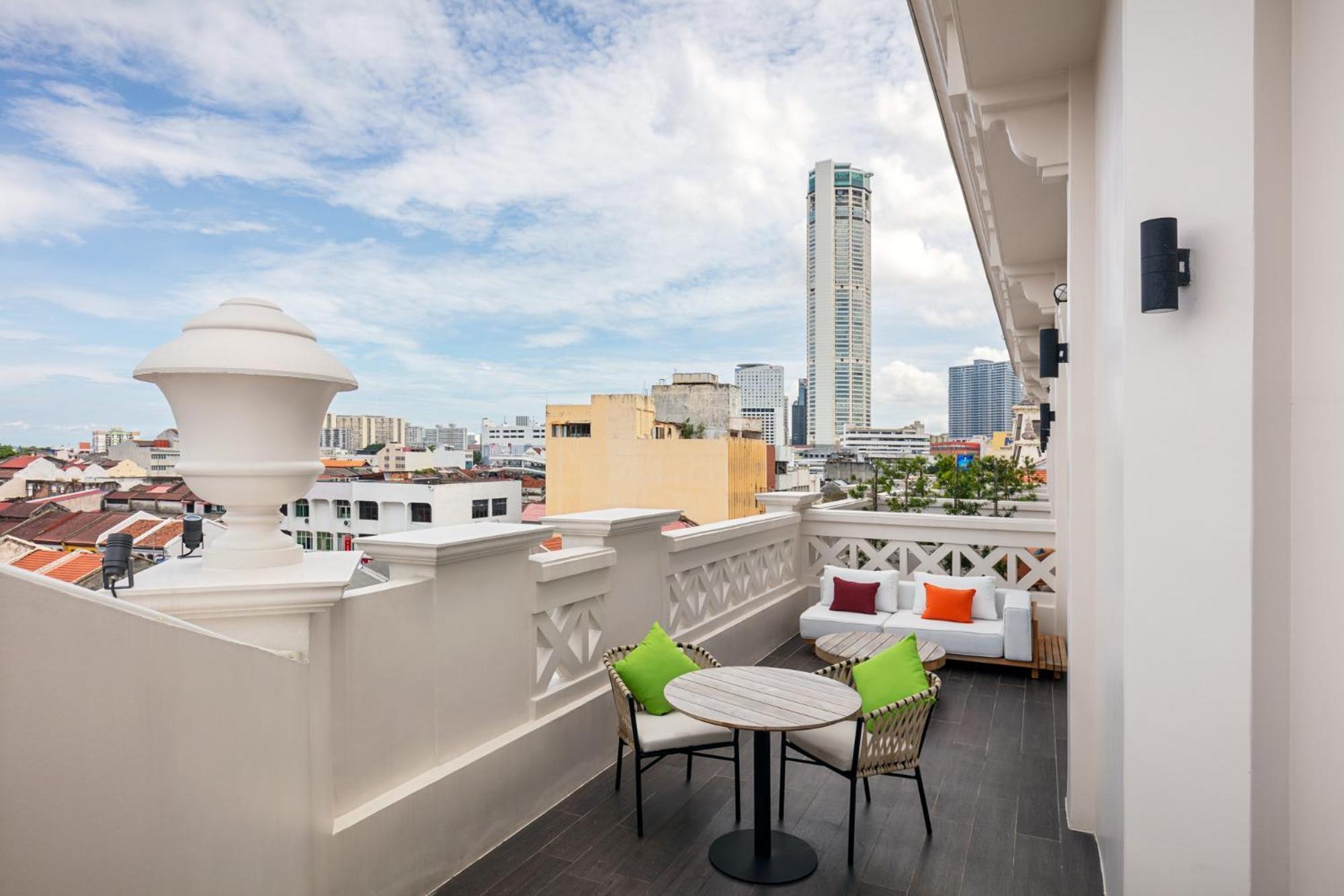 Отель The George Penang By The Crest Collection Джорджтаун Экстерьер фото A balcony at the hotel