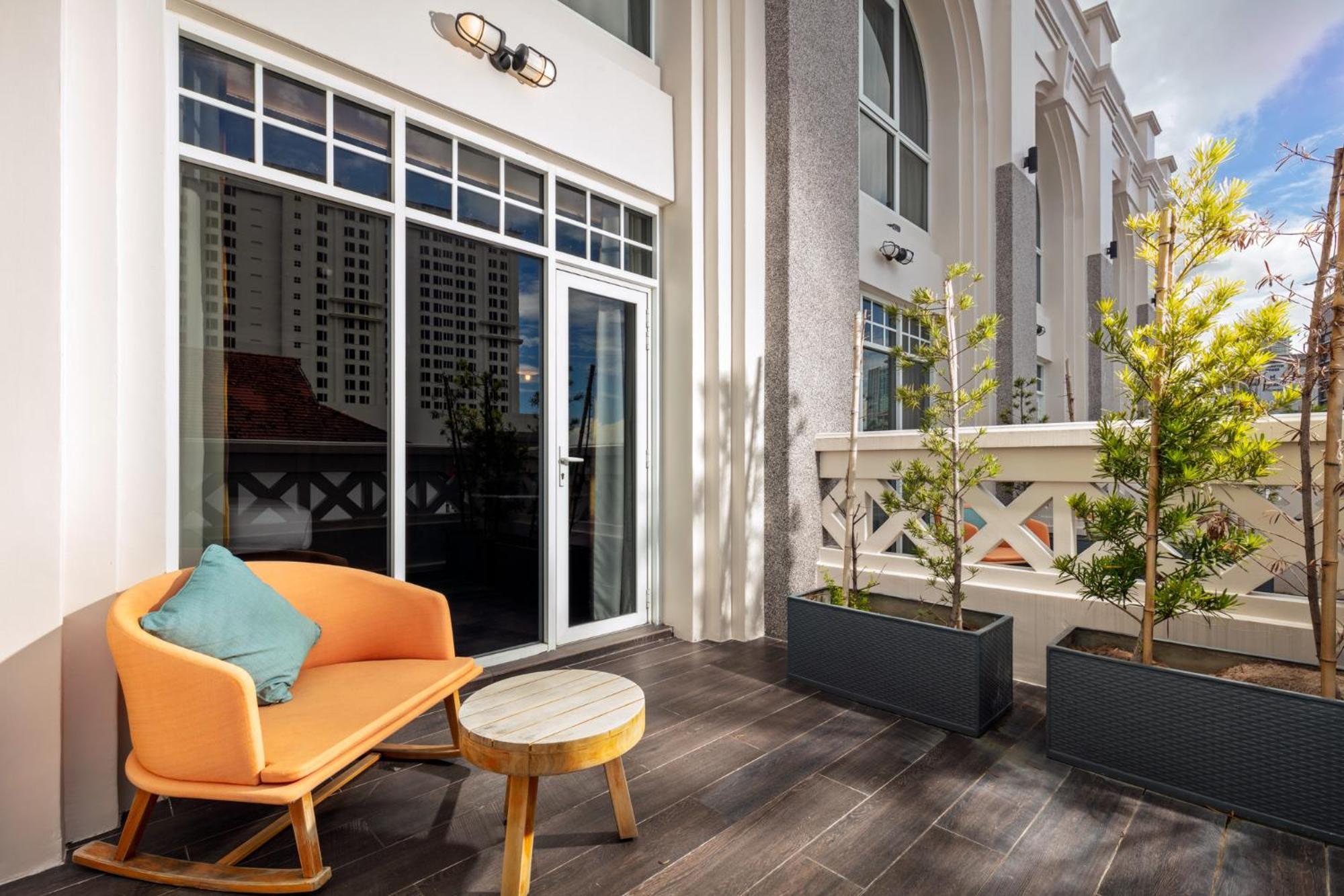 Отель The George Penang By The Crest Collection Джорджтаун Экстерьер фото A balcony in Singapore