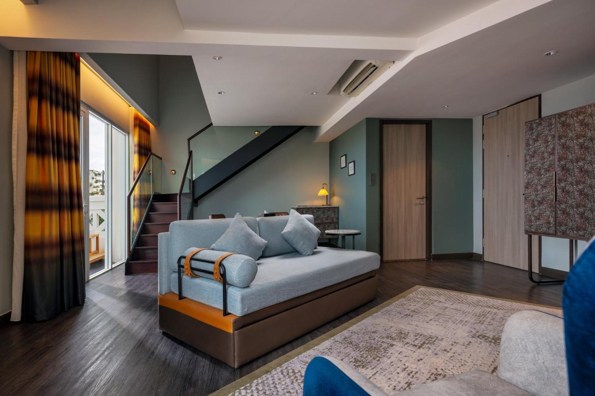 Отель The George Penang By The Crest Collection Джорджтаун Экстерьер фото A suite at the hotel