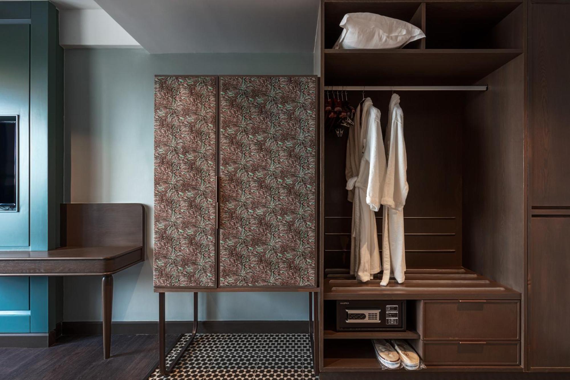 Отель The George Penang By The Crest Collection Джорджтаун Экстерьер фото A room at the hotel
