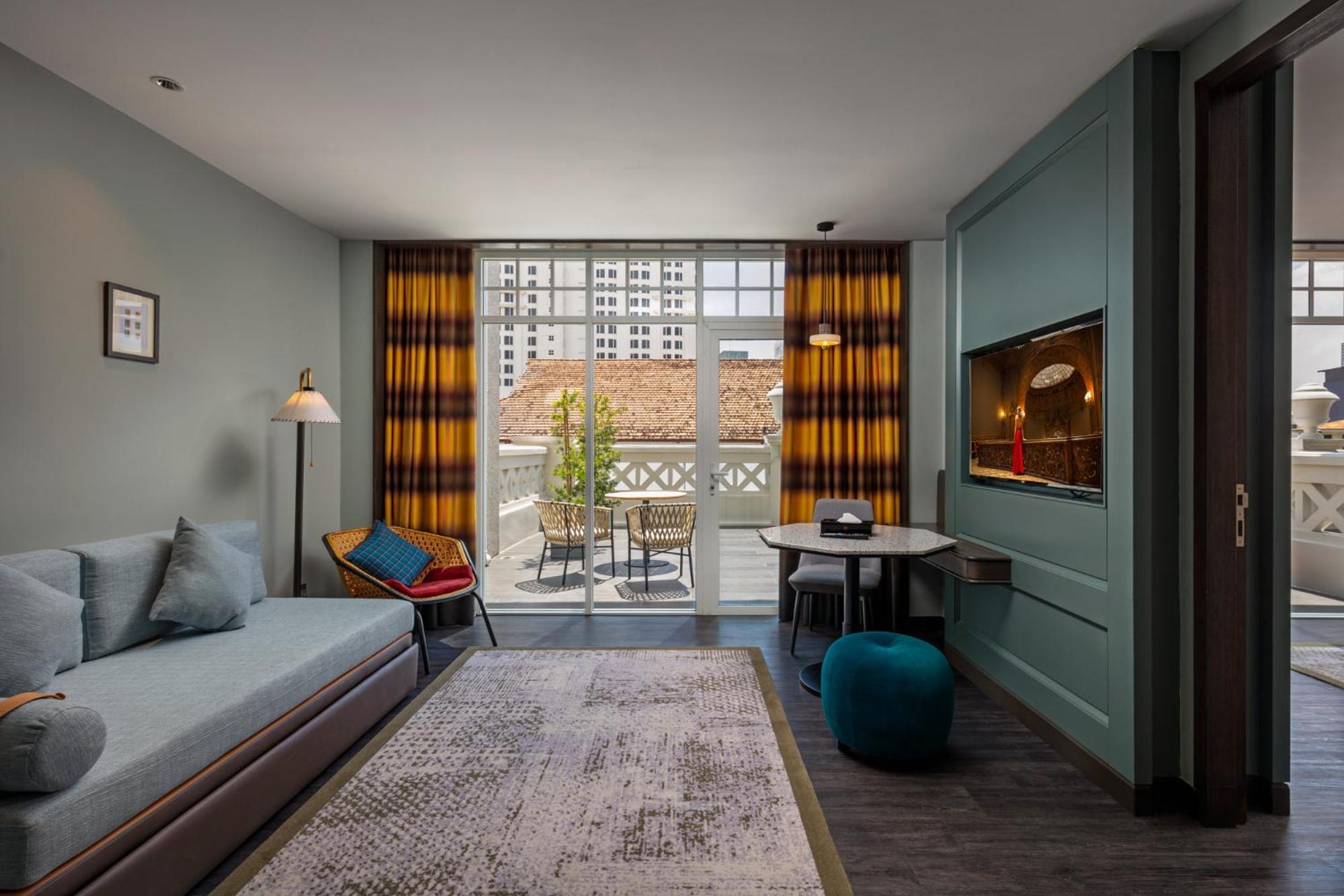Отель The George Penang By The Crest Collection Джорджтаун Экстерьер фото A room at the hotel