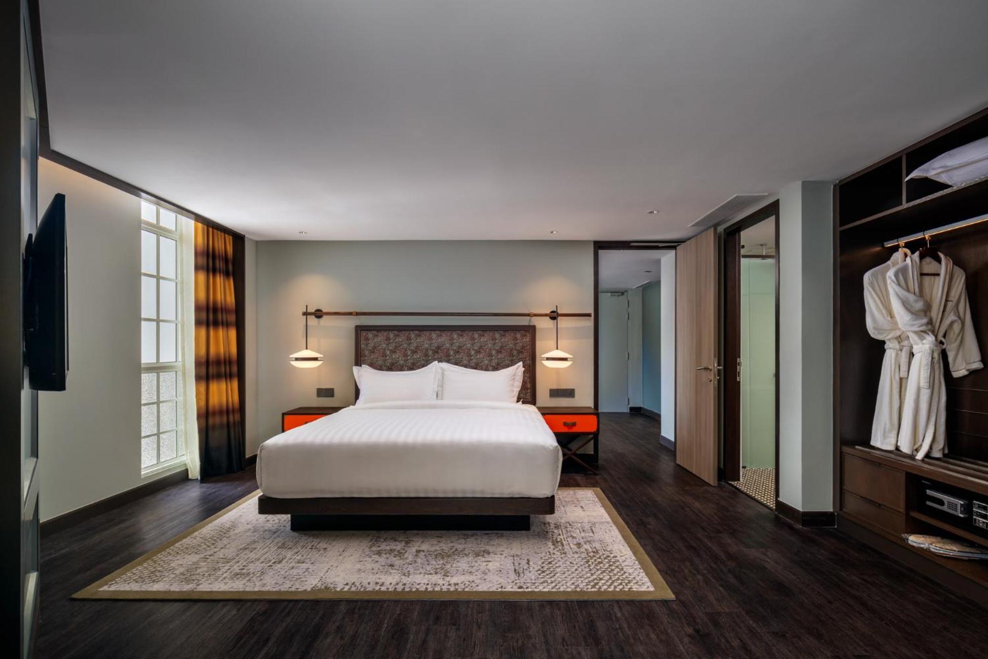 Отель The George Penang By The Crest Collection Джорджтаун Экстерьер фото A bedroom at the hotel