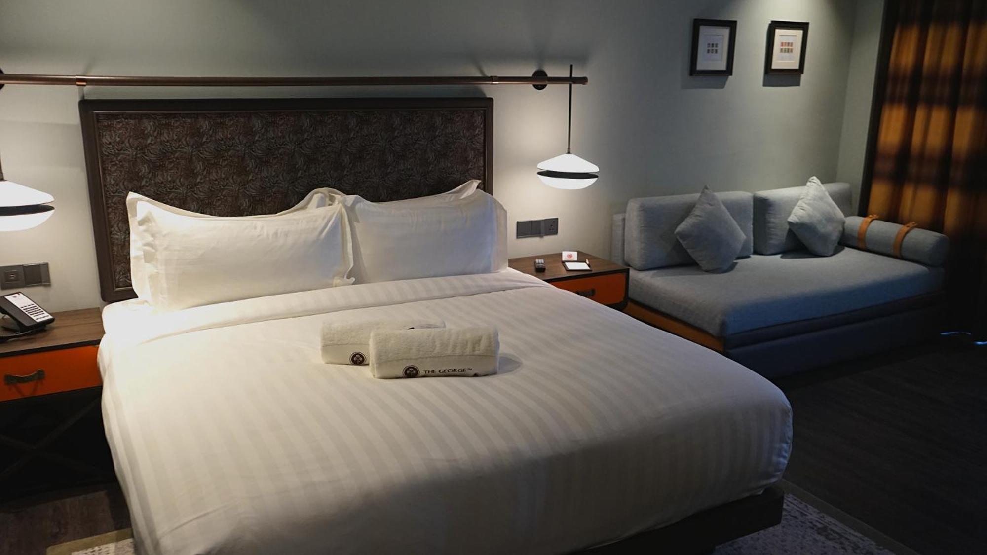 Отель The George Penang By The Crest Collection Джорджтаун Экстерьер фото A room at the hotel