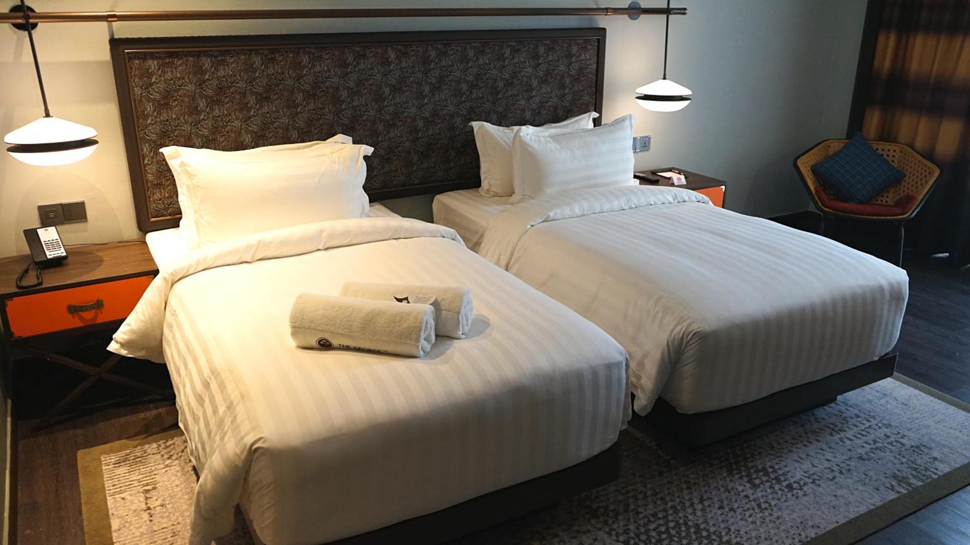 Отель The George Penang By The Crest Collection Джорджтаун Экстерьер фото Two single beds