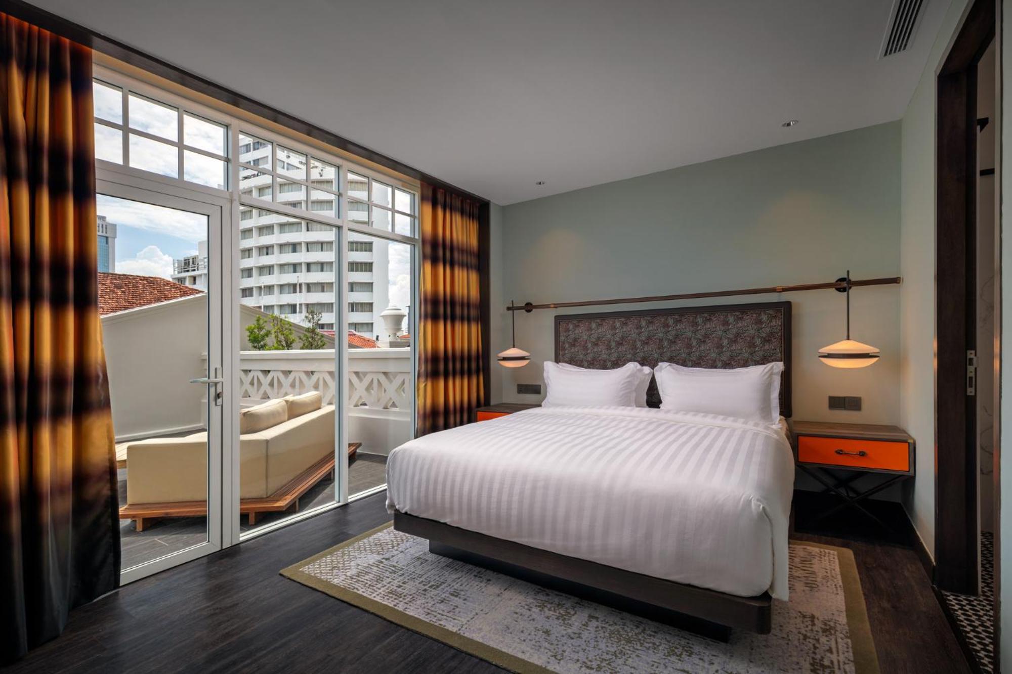 Отель The George Penang By The Crest Collection Джорджтаун Экстерьер фото A bedroom at the hotel