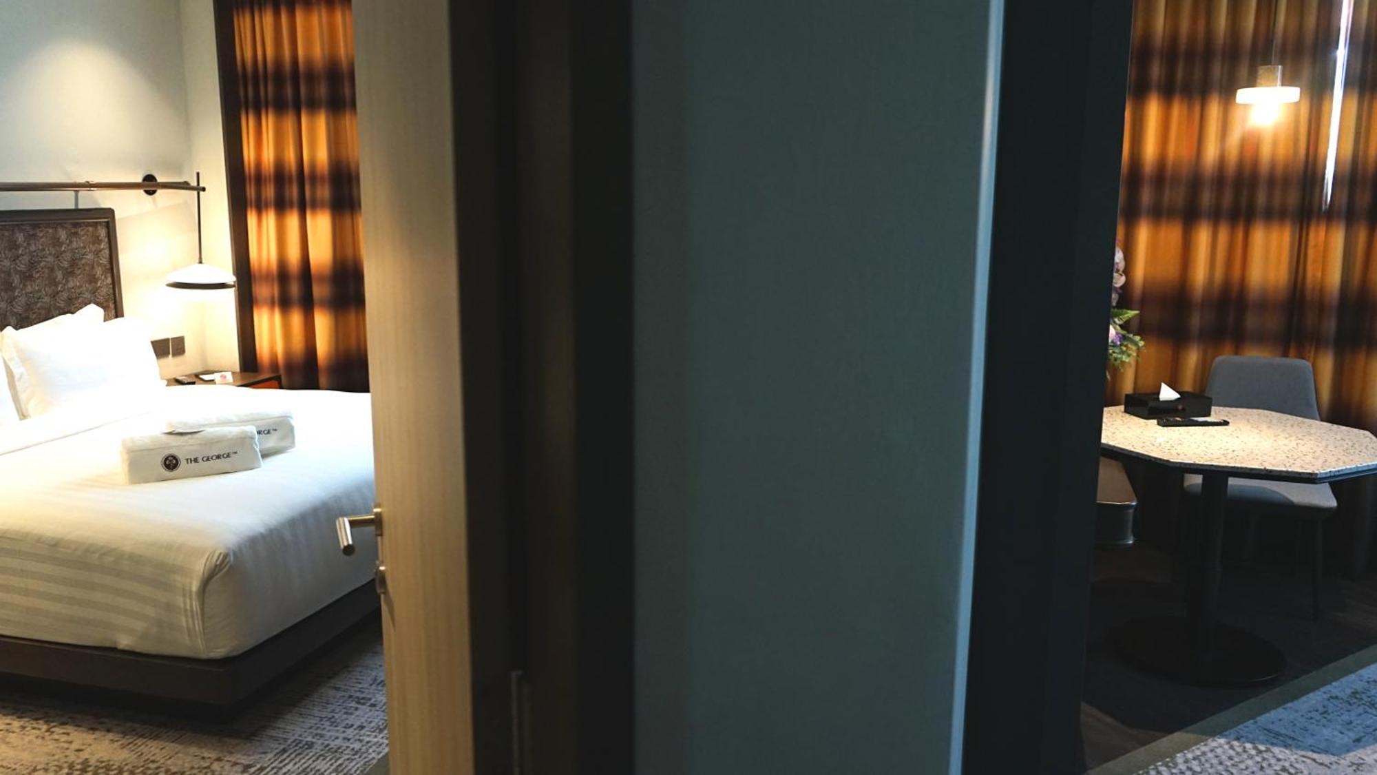 Отель The George Penang By The Crest Collection Джорджтаун Экстерьер фото A room at the hotel