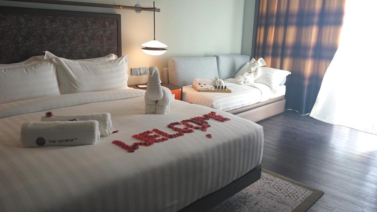 Отель The George Penang By The Crest Collection Джорджтаун Экстерьер фото A room at the hotel